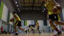 Pebasket Indonesia saat sesi latihan di GBK Arena, Jakarta, Senin, (14/9). Latihan tersebut untuk persiapan SEA Games 2019. (Bola.com/M Iqbal Ichsan)
