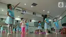 Sejumlah murid mengikuti gerakan balet di sanggar on point Ballet School, Jakarta, Jumat (11/06/2021). Sanggar balet tersebut sudah buka kembali normal, dengan kapasita 50 persen, untuk murid yang kurang sehat dan masih belom berani tatap muka, di bukakan online.(Liputan6.com/Herman Zakharia)