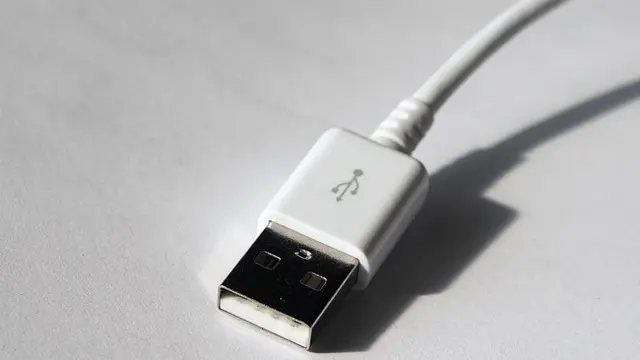 Demi Kenikmatan Seks, Kabel USB Malah Tersangkut di Penisnya