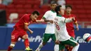 Tendangan pemain Vietnam U-23, Huy Toan Vo, mengenai tangan Hansamu Yama Pranata di kotak penalti Indonesia U-23. (Bola.com/Arief Bagus)
