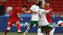 Tendangan pemain Vietnam U-23, Huy Toan Vo, mengenai tangan Hansamu Yama Pranata di kotak penalti Indonesia U-23. (Bola.com/Arief Bagus)