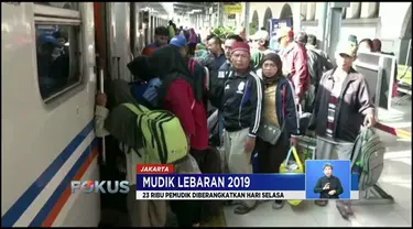 Arus mudik menggunakan bus dan kereta terpantau meningkat karena tiket pesawat mahal.