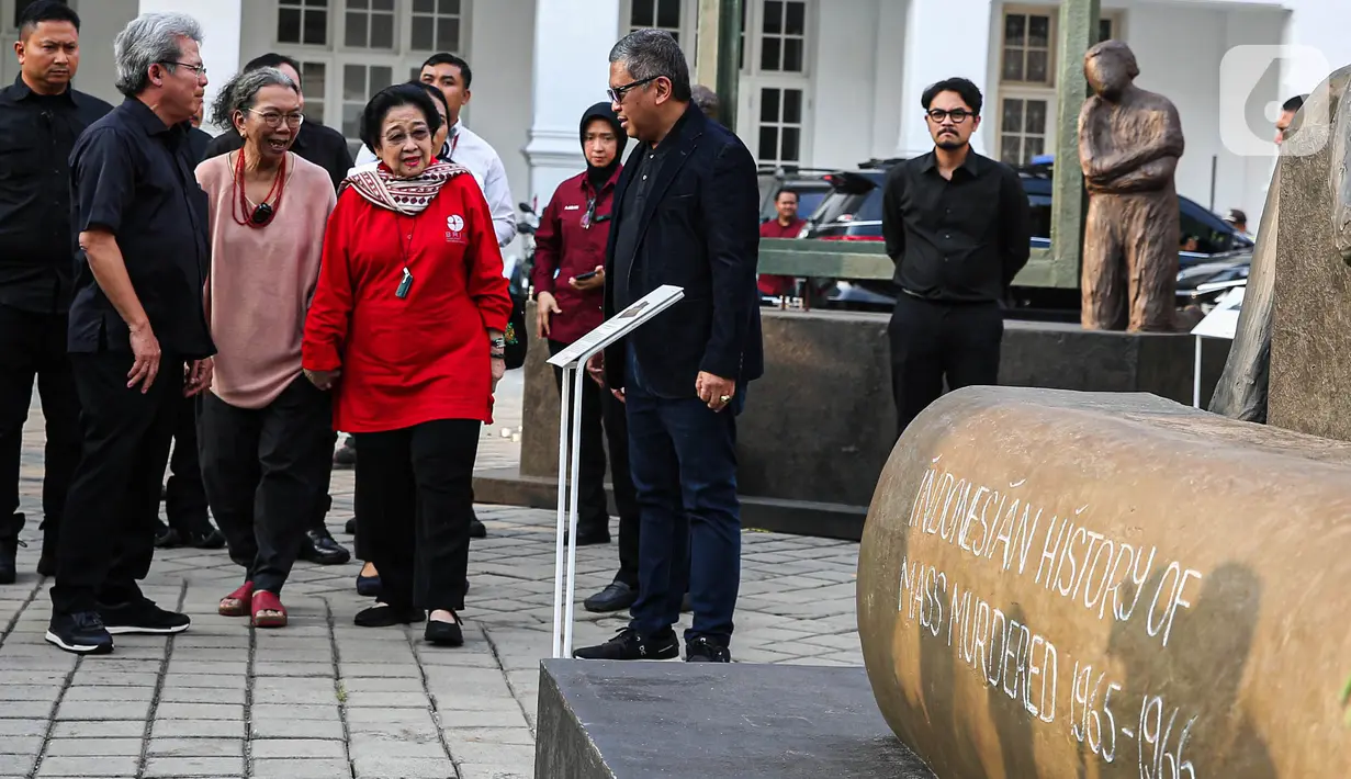 Presiden ke-5 Republik Indonesia, Megawati Soekarnoputri (tengah) didampingi pematung Dolorosa Sinaga saat melihat Monumen Penghilangan Paksa di Galeri Nasional, Jakarta, Kamis (8/8/20204). (Liputan6.com/Angga Yuniar)