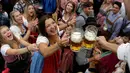 Seorang wanita mengambil gelas bir selama pembukaan festival bir Oktoberfest di 184, Munich, Jerman, (16/9). Festival ini diadakan dari tanggal 16 sampai 3 Oktober 2017. (AP Photo / Matthias Schrader)