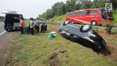Mobil Innova terbalik di jalur rumput di KM 208 Tol Palikanci (Palimanan-Kanci), Jawa Barat, Rabu (21/6). Pengemudi mobil bernopol B 2247 TKL itu diduga mengantuk dan membanting setir hingga mengakibatkan mobil terbalik. (Liputan6.com/Gempur M Surya)