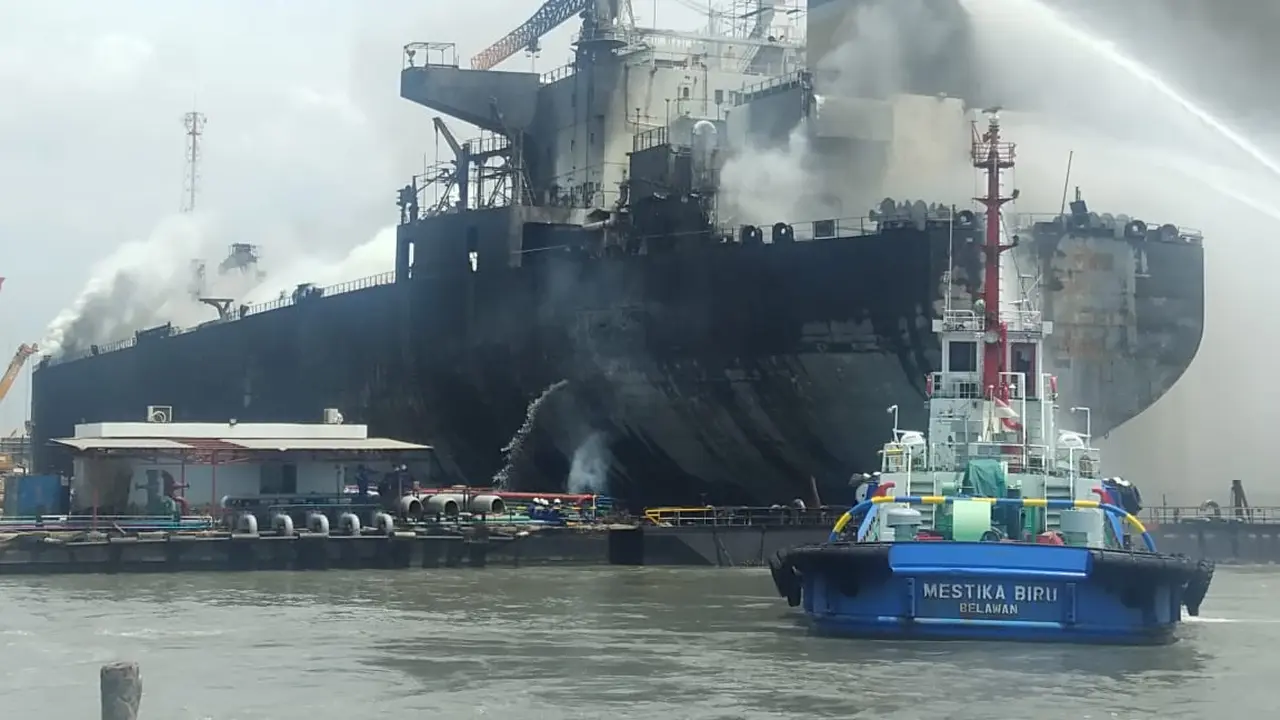 Kapal tanker terbakar