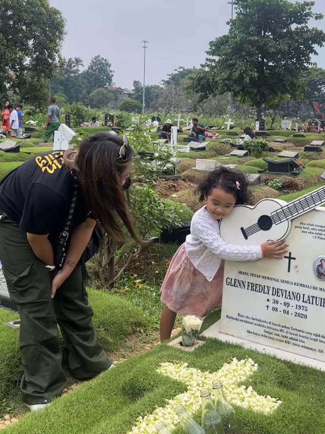 Jelang Tahun Baru, Ini 7 Momen Mutia Ayu dan Gewa Ziarah ke Makam Glenn Fredly