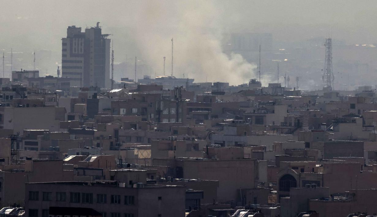 Hingga kini, otoritas Iran belum merinci dampak serangan maupun kemungkinan korban akibat ledakan tersebut. Tampak dalam foto, kepulan asap membubung setelah ledakan yang dilaporkan terjadi di Teheran, Iran, pada 28 Februari 2026. (ATTA KENARE/AFP)