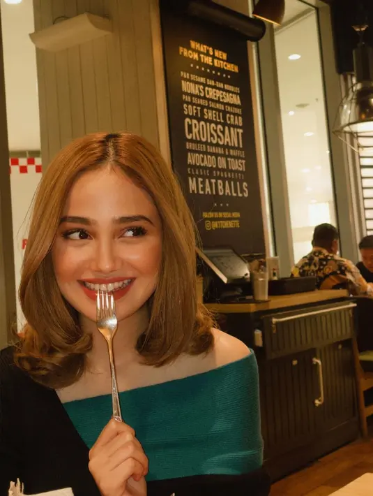 Senyum lebar yang dipasang Syifa Gadju membuatnya terlihat manis meski kenakan makeup simple [@syifahadju]