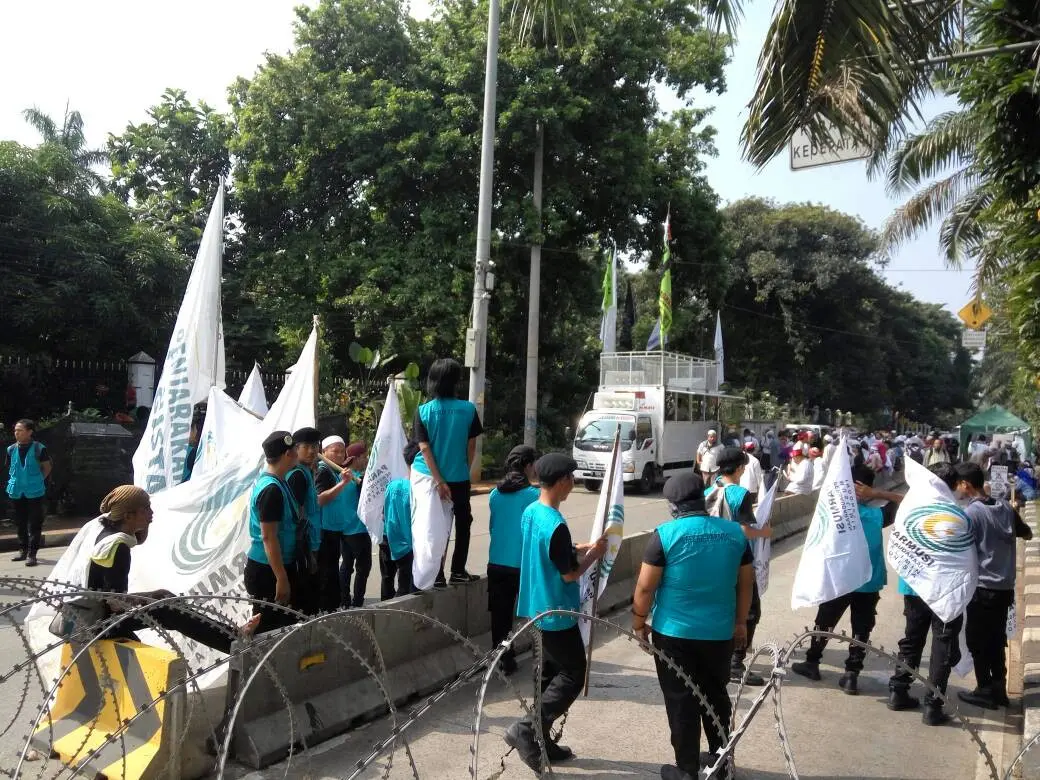 Massa pro-kontra Ahok berunjukrasa di depan Gedung Kementan, Ragunan, Jaksel. Namun jumlah massa lebih sedikit dari sebelumnya (Liputan6.com/Nafis)