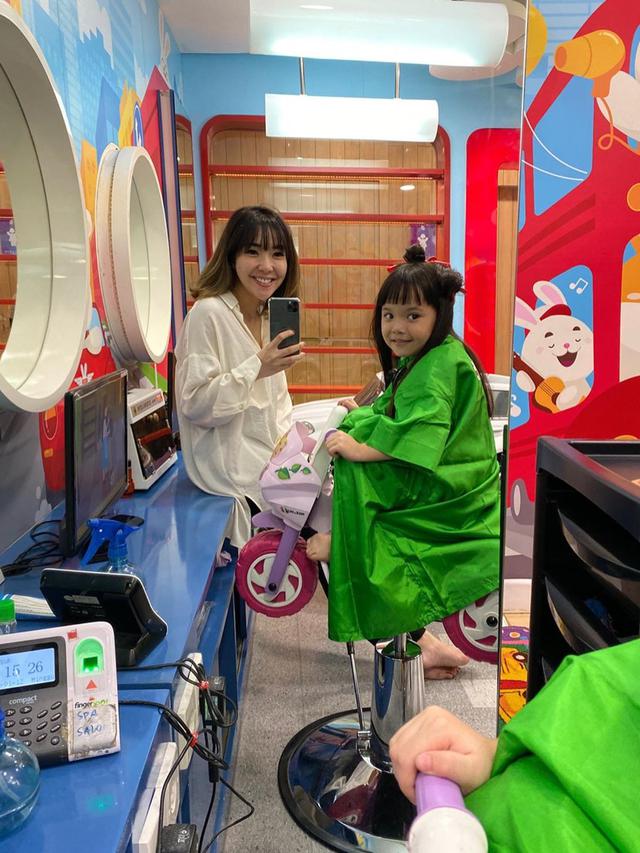 Jadi Single Mom, Ini 6 Potret Seleb Cantik saat Mengasuh Anak