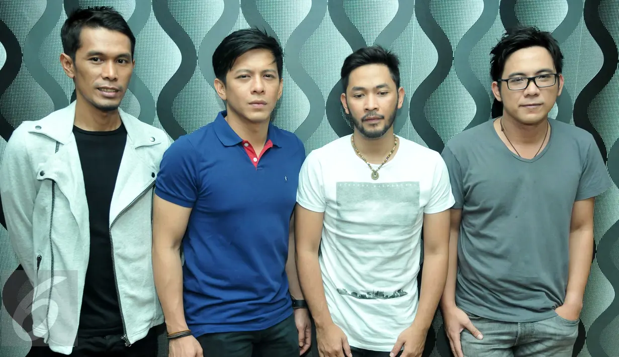 Personel Noah, Lukman, Ariel, Uki dan David berpose seusai syuting video klip 'Cinta Bukan Dusta' di Depok, Rabu (18/11/2015). Lagu tersebut merupakan bagian dari album untuk mengenang Rinto Harahap.(Liputan6.com/Herman Zakharia)