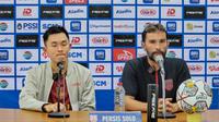 Pelatih Persis Solo, Leonardo Medina (kanan), ditemani pemainnya, Sutanto Tan (kiri) saat menemui awak media di sesi konferensi pers seusai laga melawan Persikabo 1973 di Stadion Maguwoharjo, Sleman, Senin (23/1/2023). (Radifa Arsa/Bola.com)
