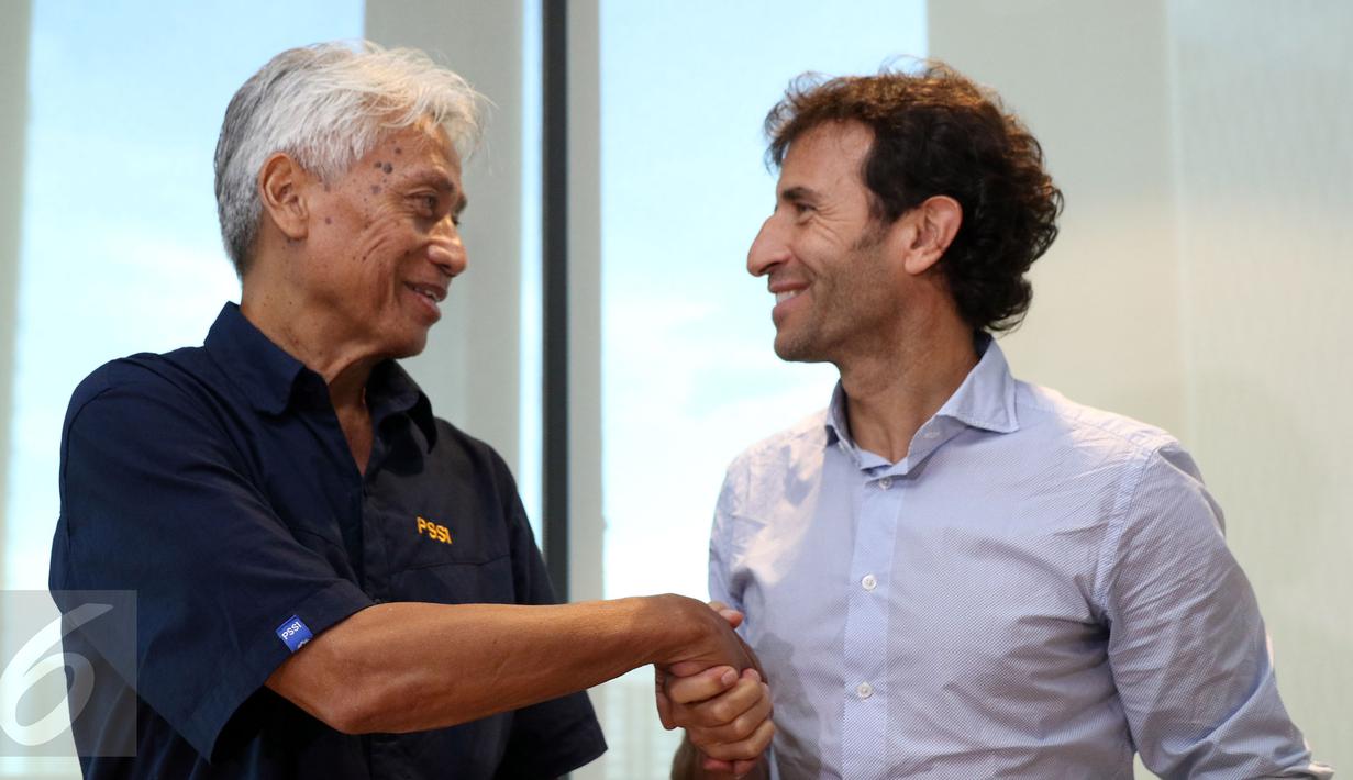 Pelatih asal Spanyol, Luis Milla Aspas (kanan) berbincang dengan Direktur Teknik PSSI, Danurwindo usai memberi keterangan di kantor PSSI, Jakarta, Jumat (20/1). Luis Milla resmi menukangi Timnas Indonesia. (Liputan6.com/Helmi Fithriansyah)