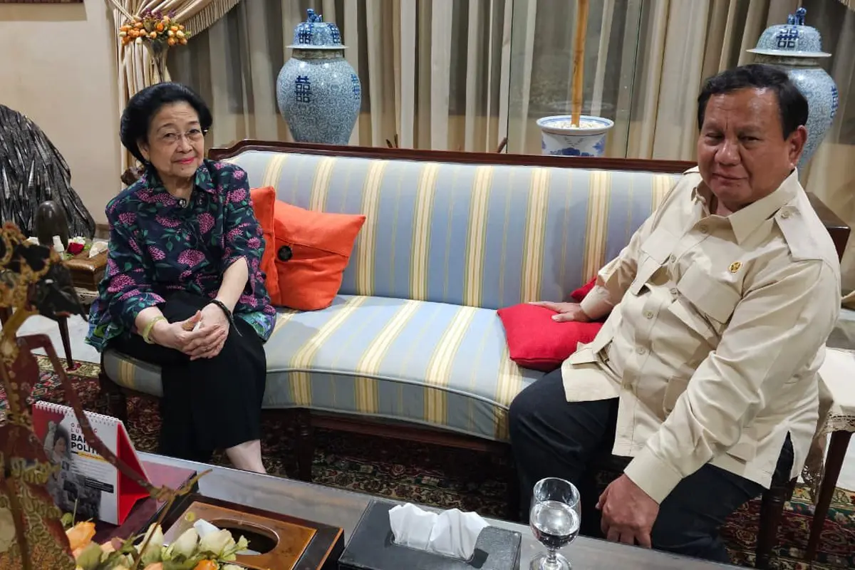 Presiden Prabowo Subianto bertemu dengan Presiden ke-5 Republik Indonesia Megawati Soekarnoputri di kediaman Ketua Umum PDI Perjuangan tersebut yang berada di Jalan Teuku Umar, Menteng, Jakarta Pusat, pada Senin malam 7 April 2025 (@bang_dasco)