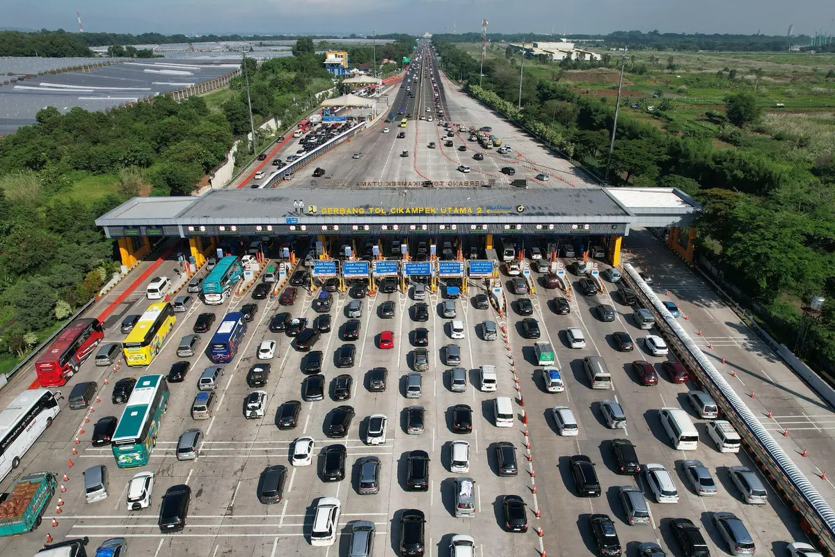 Gerbang Tol (GT) Cikampek Utama beroperasi secara penuh untuk layani kendaraan menuju arah Jakarta saat arus balik Lebaran 2025.