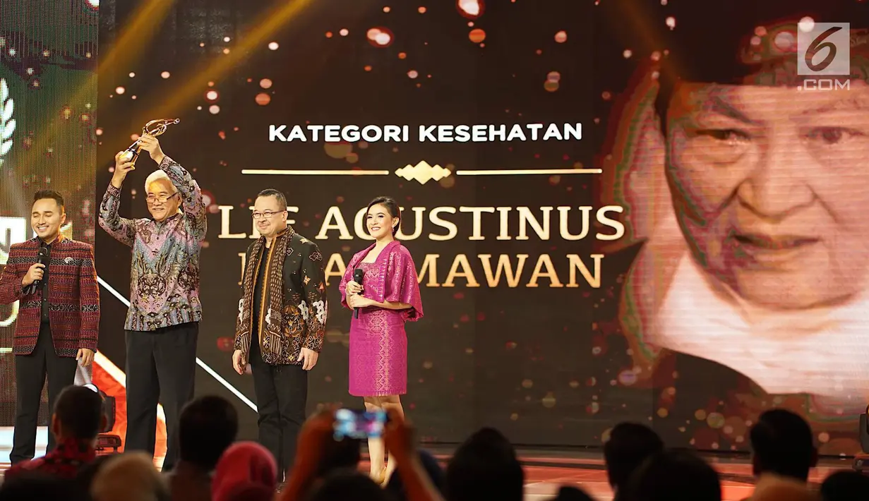 Perwakilan dari Dokter Lie Agustinus Dharmawan menerima penghargaan ajang Liputan6 Awards, Jakarta, Sabtu (25/5/2019). Liputan6 Awards 2019 bertajuk “Untukmu Indonesia merupakan program bakti kepada Indonesia sebagai bentuk kontribusi untuk bangsa terkait perdamaian. (Liputan6.com/Immanuel Antonius)