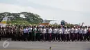 Sejumlah pramugari dan pilot ikut berpartisipasi dalam defile pada gladi HUT TNI di Taxi Way Skuadron Udara Bandara Halim Perdanakusumah, Jakarta, Minggu (9/4). (Liputan6.com/Faizal Fanani)