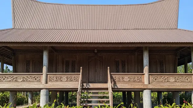 Model Teras Rumah Adem Ala Rumah Kampung Modern. AI
