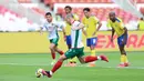 Pemain Bulgaria, Georgi Rusev mencetak gol melalui tendangan penalti ke gawang Kepulauan Solomon, David Supa dalam laga semifinal FIFA Series 2026 di Stadion Utama Gelora Bung Karno (SUGBK), Senayan, Jakarta, Jumat (27/03/2026). (Bola.com/M Iqbal Ichsan)