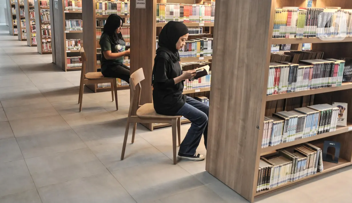 <p>Pengunjung membaca buku di Perpustakaan Umum Daerah Provinsi DKI Jakarta, Taman Ismail Marzuki, Cikini, Jakarta Pusat, Senin (27/6/2022). Setelah rampung direvitalisasi, Perpustakaan Umum Daerah Provinsi DKI Jakarta akan kembali dibuka pada Juli mendatang. (merdeka.com/Iqbal S. Nugroho)</p>
