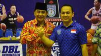 Ketua Perbasi Bandara Lampung, Rezki Wirmandi (kanan), bersama penggagas Liga Bocah Indonesia, Ary Sudarsono, di GOR Saburai, Lampung, Selasa (18/4/2017). (Bola.com/Andhika Putra)