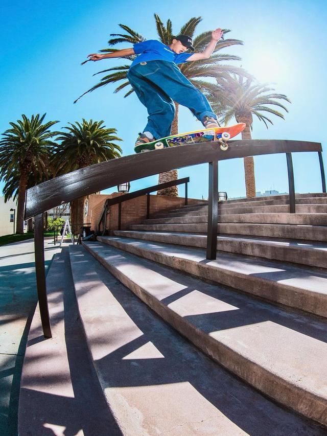 Basral Graito bermain skateboard. (Foto: Dok. Unggahan bersama @flipskateboards dan @basralgraito)