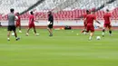 Pelatih Timnas Indonesia, Shin Tae-yong (keempat kiri) saat latihan resmi turnamen Piala AFF di Stadion Utama Gelora Bung Karno, Jakarta, Kamis (22/12/2022). Timnas Indonesia akan melakoni laga penyisihan grup A Piala AFF 2022 melawan Kamboja pada Jumat (23/12). (Liputan6.com/Helmi Fithriansyah)
