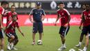 Pelatih Bayern Munchen, Carlo Ancelotti, memimpin langsung sesi latihan di Shanghai, Selasa (18/7/2017). Bayern Munchen akan menghadapi Arsenal pada laga turnamen pramusim bertajuk International Champions Cup. (AFP/Johannes Eisele)