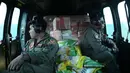 Distribusi bantuan sebagian besar dilakukan melalui jalur udara menggunakan helikopter untuk menjangkau daerah-daerah yang masih terisolasi. Tampak dalam foto, personel TNI AU duduk di dalam helikopter untuk mendistribusikan bantuan ke daerah terdampak banjir di Aceh Tengah, Sabtu 6 Desember 2025. (AP Photo/Reza Saifullah)