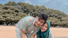 YouTuber sekaligus adik dari Oki Setiana Dewi ini memboyong keluarga kecilnya untuk liburan ke Pulau Dewata, Bali. Lewat Instagram pribadinya, Ria Ricis membagikan serunya liburan bareng suami dan anak. (Liputan6.com/IG/@riaricis1795)