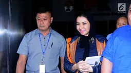Bupati Kukar, Rita Widyasari (kanan) usai diperiksa di gedung KPK, Jakarta, Selasa (10/10). Rita diperiksa sebagai tersangka dugaan korupsi pemberian izin perkebunan kelapa sawit di Desa Kupang Baru, Kaltim. (Liputan6.com/Helmi Fithriansyah)