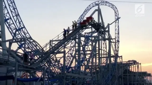 VIDEO: Listrik Padam, Pengunjung Terjebak di Roller Coaster