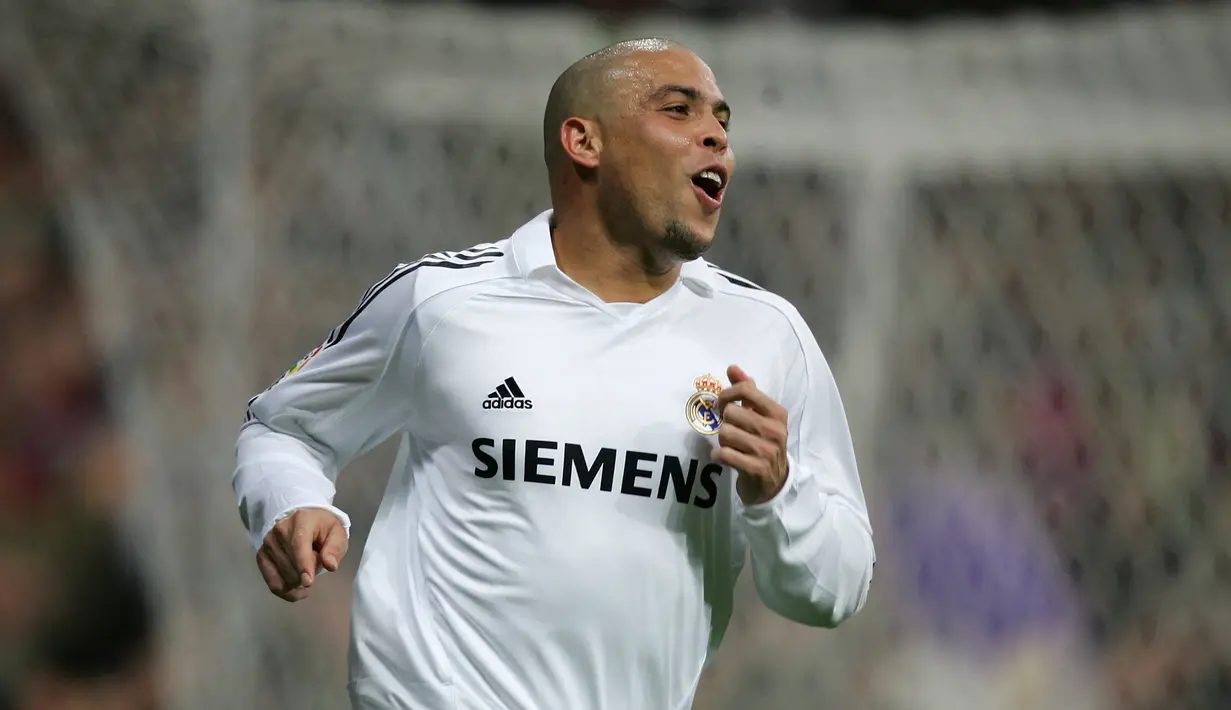 Ronaldo Luiz Nazario de Lima. Striker asal Brasil ini didatangkan Real Madrid dari Inter Milan pada awal musim 2002/2003. Selama total 5 musim hingga 2006/2007 telah bermain sebanyak 177 penampilan dengan mencetak 104 gol. (AFP/Philippe Desmazes)