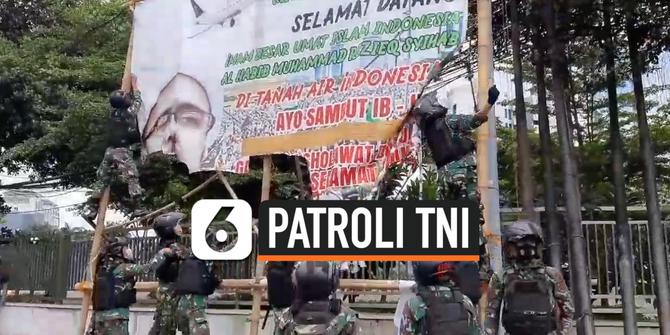 VIDEO: TNI Patroli Keamanan Jakarta Bersihkan Baliho Rizieq Shihab