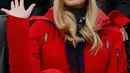 Penasihat senior Gedung Putih, Ivanka Trump menyapa penggemarnya saat menyaksikan pertandingan final Alpeneria Ski Jumping Center selama Olimpiade Musim Dingin Pyeongchang 2018 di Pyeongchang (24/2). (AFP Photo/Pool/Eric Gaillard)