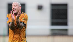 Reaksi kecewa pemain Bhayangkara FC, Radja Nainggolan saat menghadapi PSS Sleman pada laga pekan ke-25 BRI Liga 1 2023/2024 di Stadion PTIK, Jakarta Selatan, Kamis (22/2/2024). (Bola.com/Bagaskara Lazuardi)