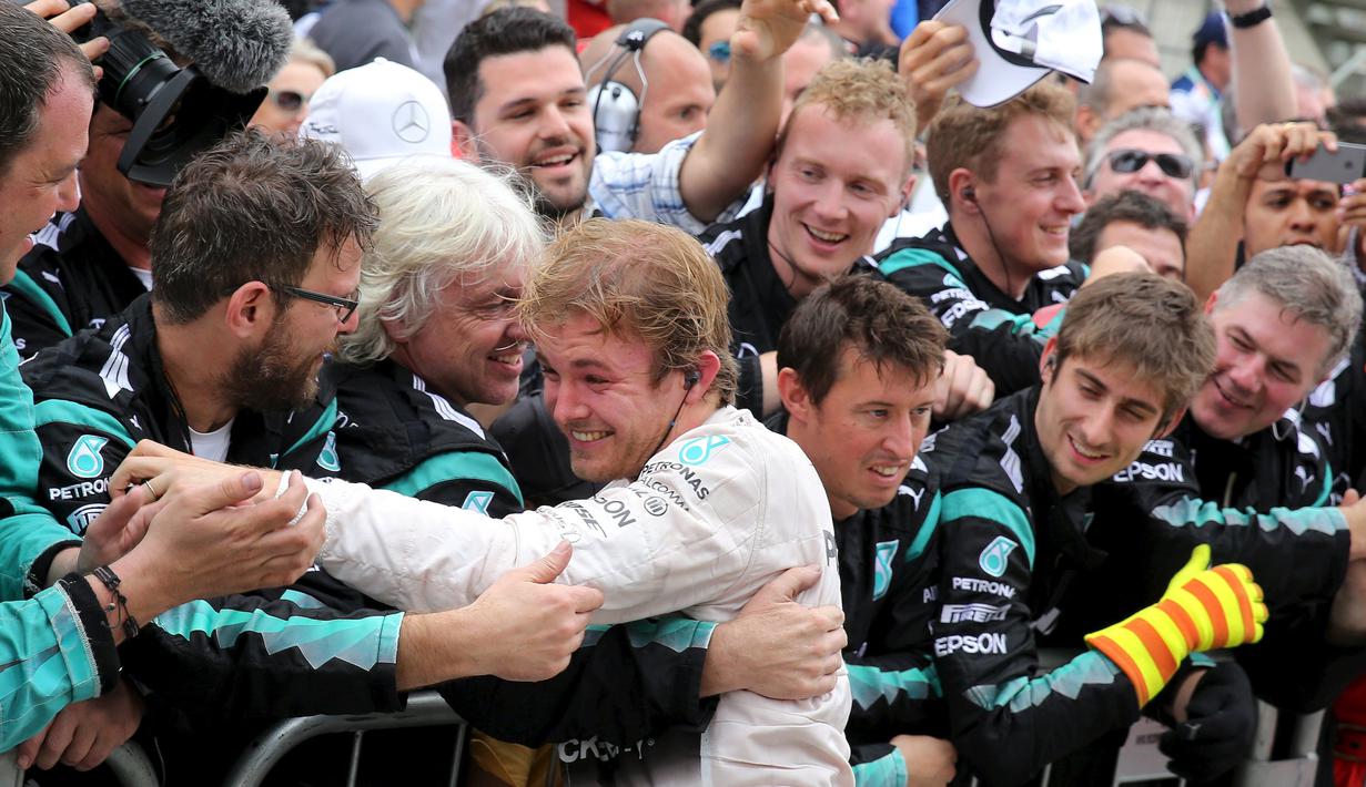 Nico Rosberg disambut kru tim Mercedes GP setelah memenangi F1 GP Brasil di Sirkuit Interlagos, Sao Paulo, Brasil, Senin (16/11/2015) dini hari WIB. (Reuters/Nacho Doce)
