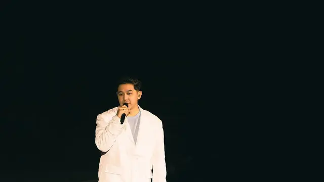 Potret Donne Maula Beri Dukungan ke Yura Yunita saat Konser. (instagram/donne_maula)