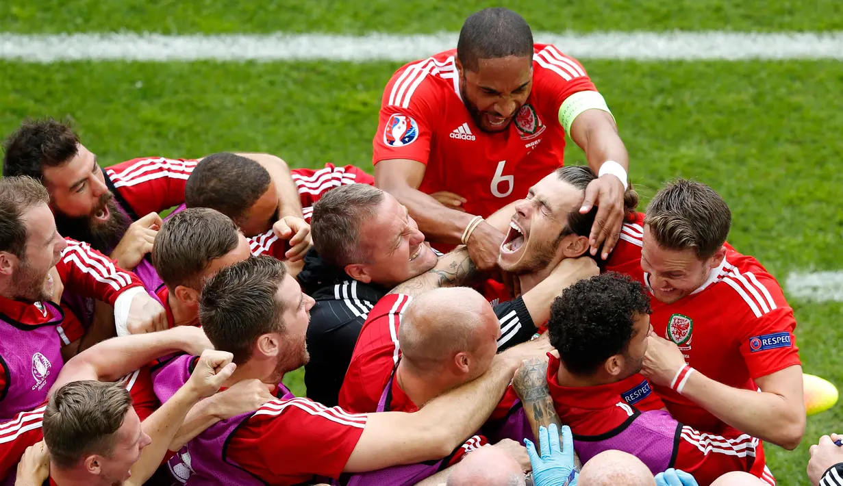 Gareth Bale merayakan golnya ke gawang Slovakia bersama rekan-rekannya saat laga Euro 2016 di di Stade de Bordeaux, Prancis (11/6). Wales berhasil membungkam Slovakia dengan skor 2-1 (Reuters/Regis Duvignau)