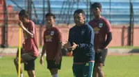 Pelatih PSIS Semarang, Jafri Sastra saat memimpin latihan anak asuhnya di Stadion Gemilang, Kabupaten Magelang, Rabu (12/6/2019). (Bola.com/Vincentius Atmaja)
