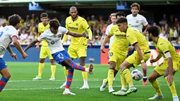 Pemain Barcelona, Lamine Yamal, melepaskan tendangan saat melawan Villarreal pada laga Liga Spanyol 2023/2024 di Stadion La Ceramica, Minggu (27/8/2023). Barca menang dengan skor 4-3. (AFP/Javier Soriano)