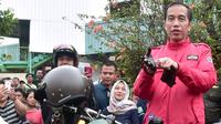 Presiden Joko Widodo (Jokowi) mengecek harga bahan kebutuhan pokok di Pasar Anyar, Tangerang, Banten, Minggu (4/11/2018). Jokowi datang ke pasar tradisional tersebut menggunakan motor kawasaki W175 beraliran tracker. (Liputan6.com/HO/Biro Pers Setpres)