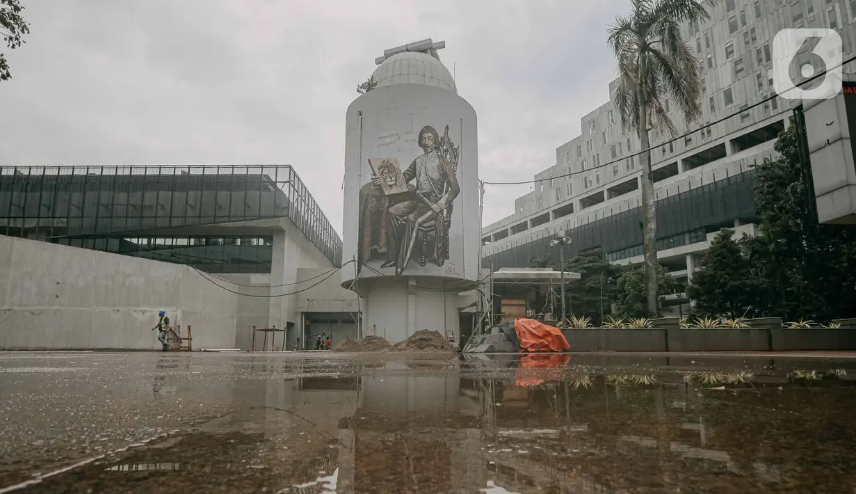 Aktivitas pekerja proyek revitalisasi Taman Ismail Marzuki, Cikini, Menteng, Jakarta, Selasa (31/5/2022). Pembukaan direncanakan dimulai pada Jumat, 3 Juni 2022. (Liputan6.com/Faizal Fanani)