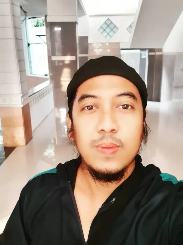 Tinggalkan Musik, Ini 6 Potret Eca Sukma Vokalis Band Ecapede yang Kini Jadi Tabib