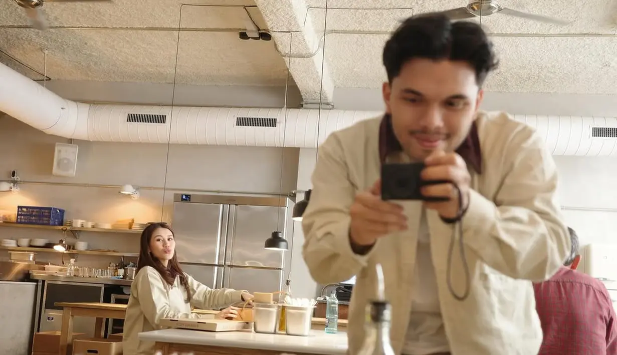 Tak kalah kompak, Thariq Halilintar dan sang istri yang tengah berbadan dua memilih jaket warna cream yang serasi dengan collar berwarna coklat. [@aurelie.hermansyah].