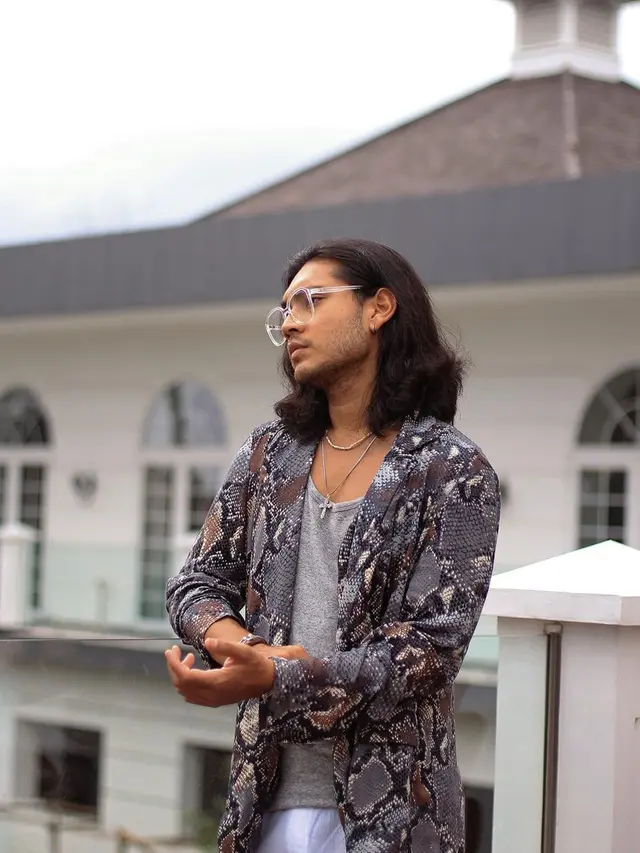 Gaya Aktor dengan Rambut Gondrong Ini Curi Perhatian Netizen