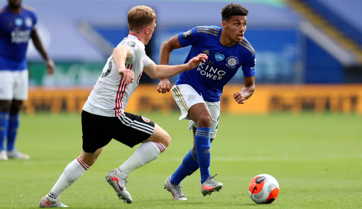 Bek Leicester City, James Justin berebut bola dengan pemain Sheffield United, Ben Osborn dalam lanjutan Liga Inggris pekan ke-36 di Stadion King Power, Kamis (16/7/2020). Leicester City sukses menggulung tamunya, Sheffield United dengan skor 2-0. (Cath Ivill/Pool via AP)