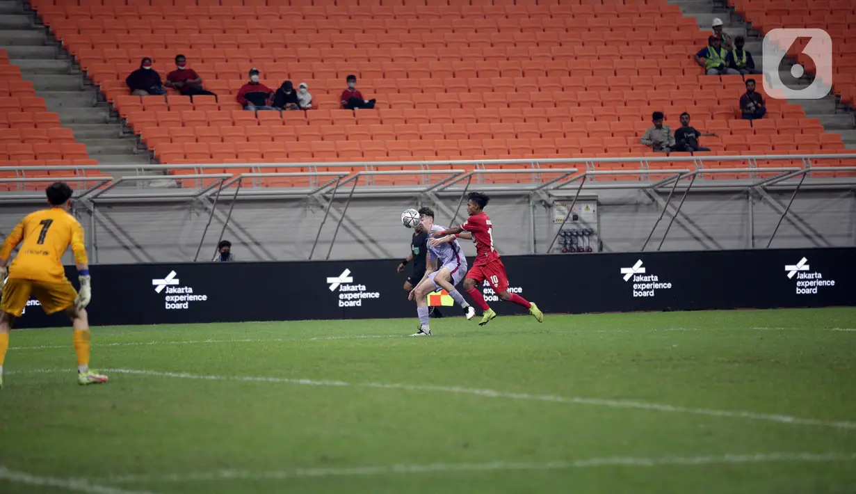 Pemain Indonesia All Star U-20 Ardi Ardiana (kanan) berebut bola dengan pemain FC Barcelona U-18 pada pertandingan International Youth Championship 2021 di Jakarta International Stadium, Jakarta, Rabu (13/4/2022). Pertandingan berakhir imbang 0-0. (Liputan6.com/Faizal Fanani)