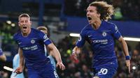 Bek Chelsea, David Luiz, merayakan gol yang dicetaknya ke gawang Manchester City pada laga Premier League di Stadion Stamford Bridge, London, Minggu (9/12). Chelsea menang 2-0 atas City. (AFP/Adrian Dennis)